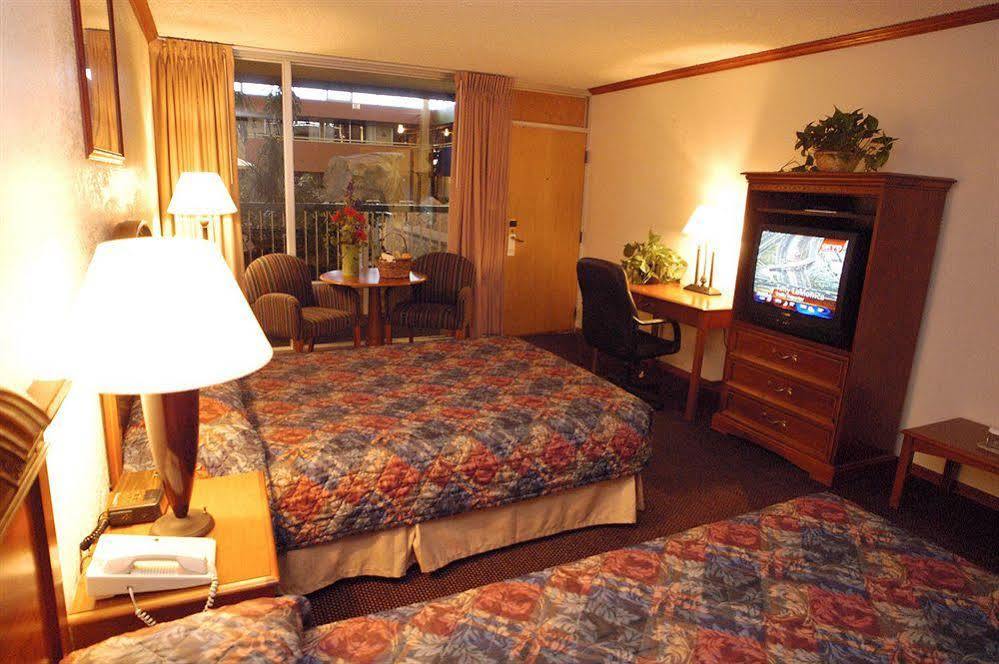 Boulder Outlook Hotel & Suites Δωμάτιο φωτογραφία